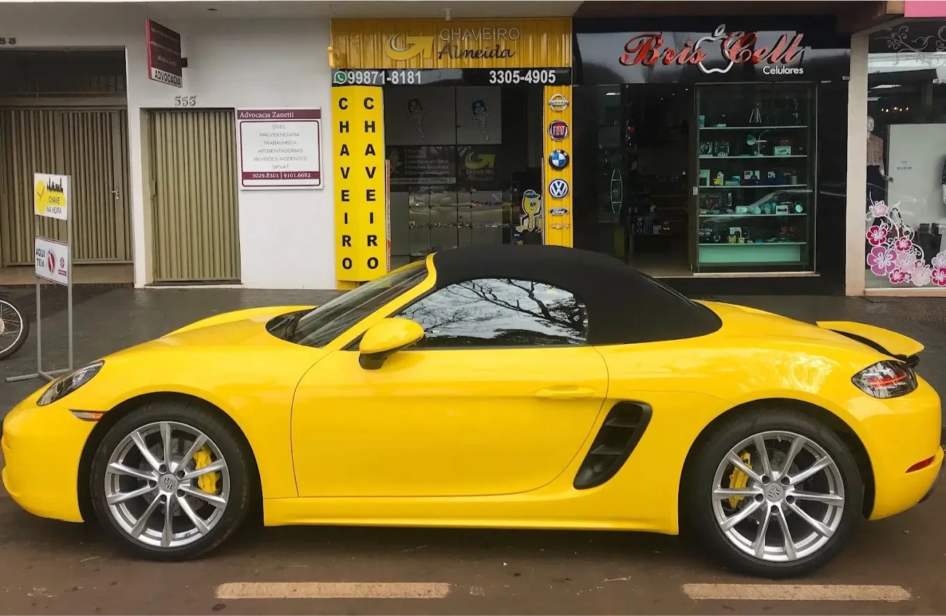 Frente da loja Chaveiro Almeida em Maringá, Paraná. Com porsche na frente