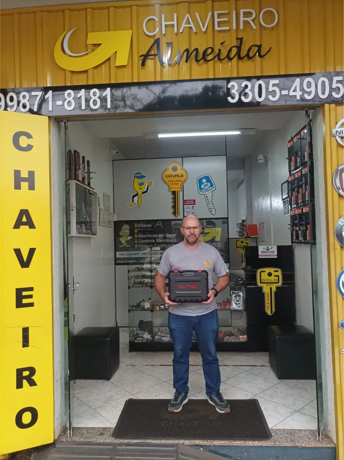Almir de Almeida, dono do Chaveiro Almeida em Maringá.